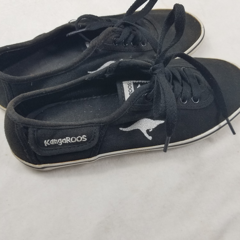 KangaROOS Girls  Lace Sneakers Size 7.5

K3